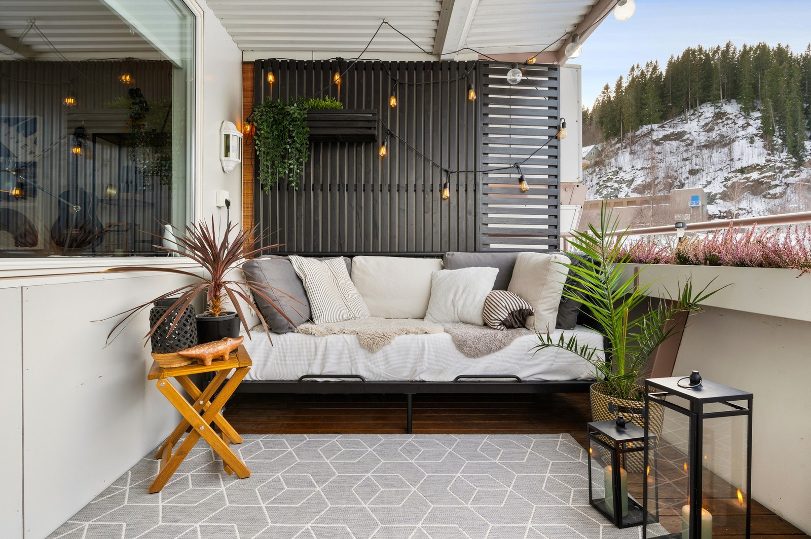 Her har man god plass til ønsket utemøblement, samt gode solforhold. Galleribilde