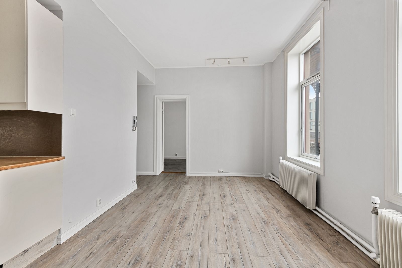 Det er opplegg for kabel-tv og internett. Fyring er inkludert i husleien. Galleribilde