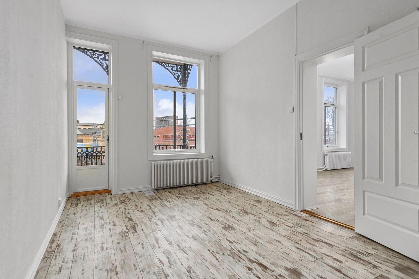 Soverommmet er stort og har god plass til stor seng og kontor, samt garderobeskap. Galleribilde