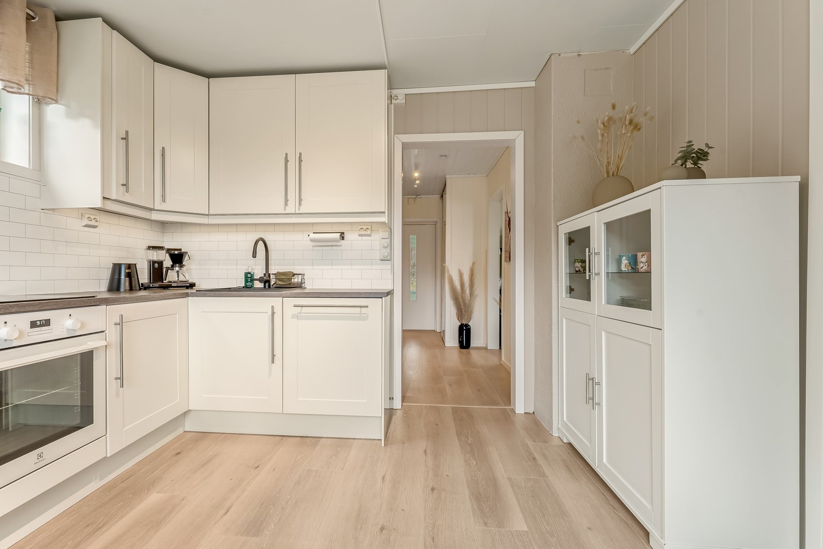 Kjøkkeninnredningen er fra 2010, men oppvaskmaskinen ble skiftet i 2025. Galleribilde