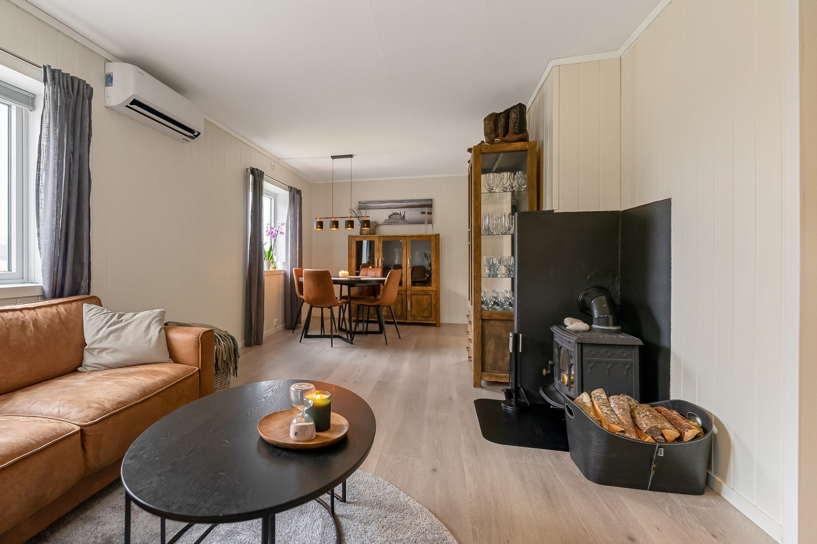 Her har du en romslig stue med vedovn. Galleribilde