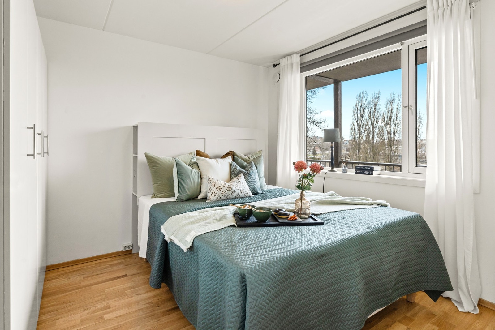 Stort soverom med garderober. Galleribilde