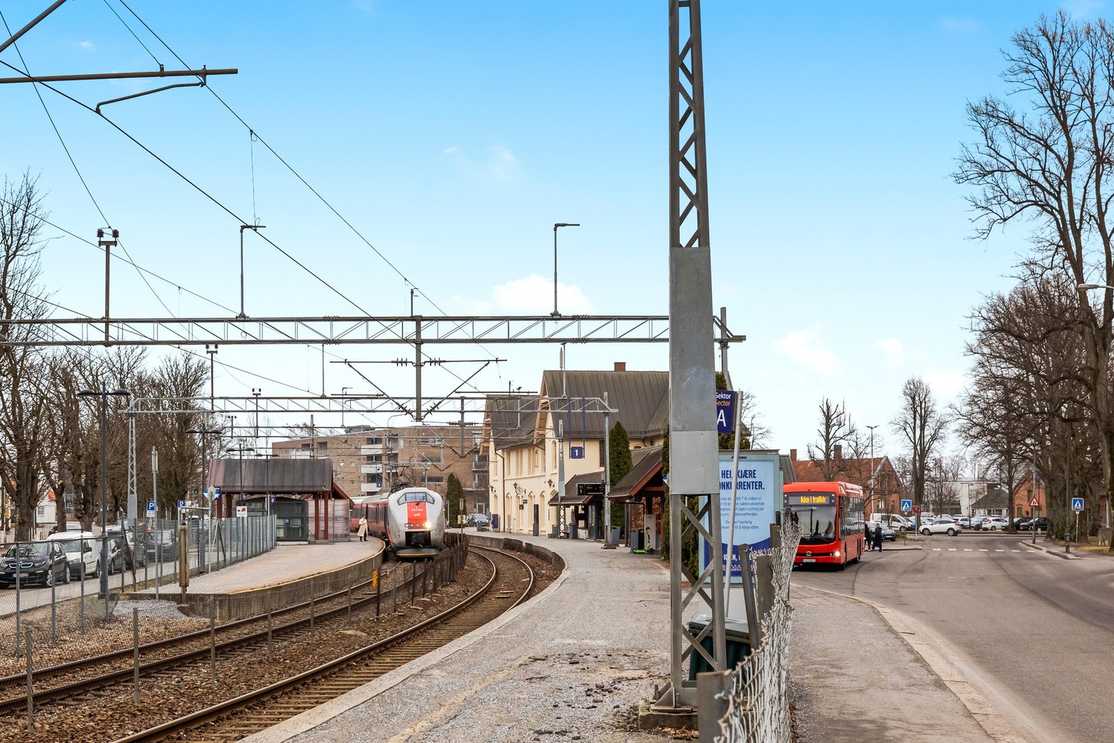 Jernbanestasjonen er nærliggende og leiligheten er perfekt for blant annet pendlere. Galleribilde
