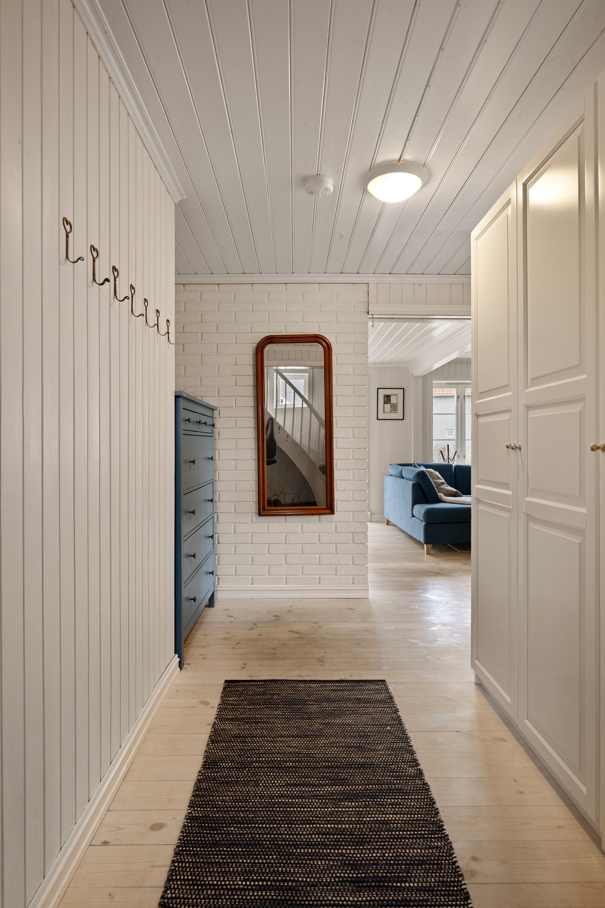 Lys gang med garderobe og god plass til å henge av seg i den eldre delen. Galleribilde