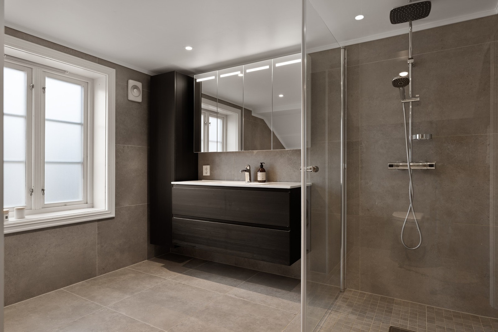 Tidløst og delikat bad i 2. etasje fra 2018. Galleribilde