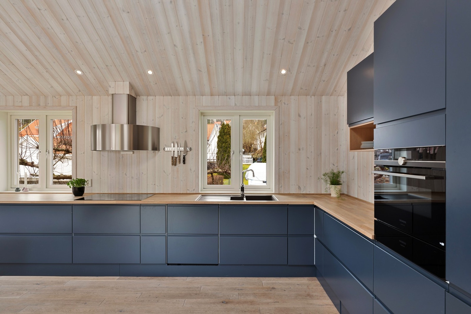 Kjøkkenet har slette fronter og heltre benkeplate. Integrert komfyr, platetopp, kjøleskap og oppvaskmaskin. Galleribilde