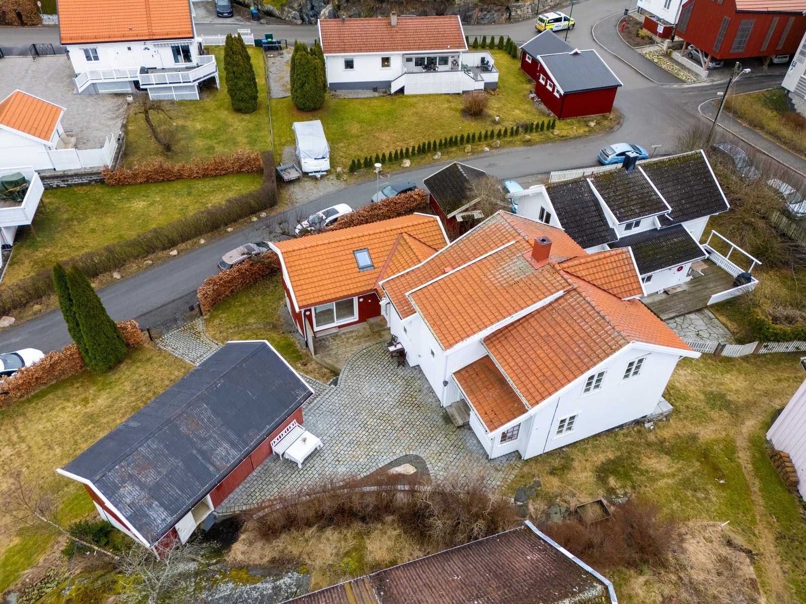 Stort uthus med fire boder, samt mye lagringsplass i uinnredet kjeller under nye delen. Galleribilde