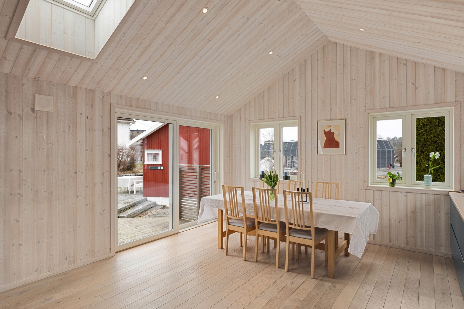 Fra kjøkkenet i tilbygget er det stor skyvedør i glass. Galleribilde