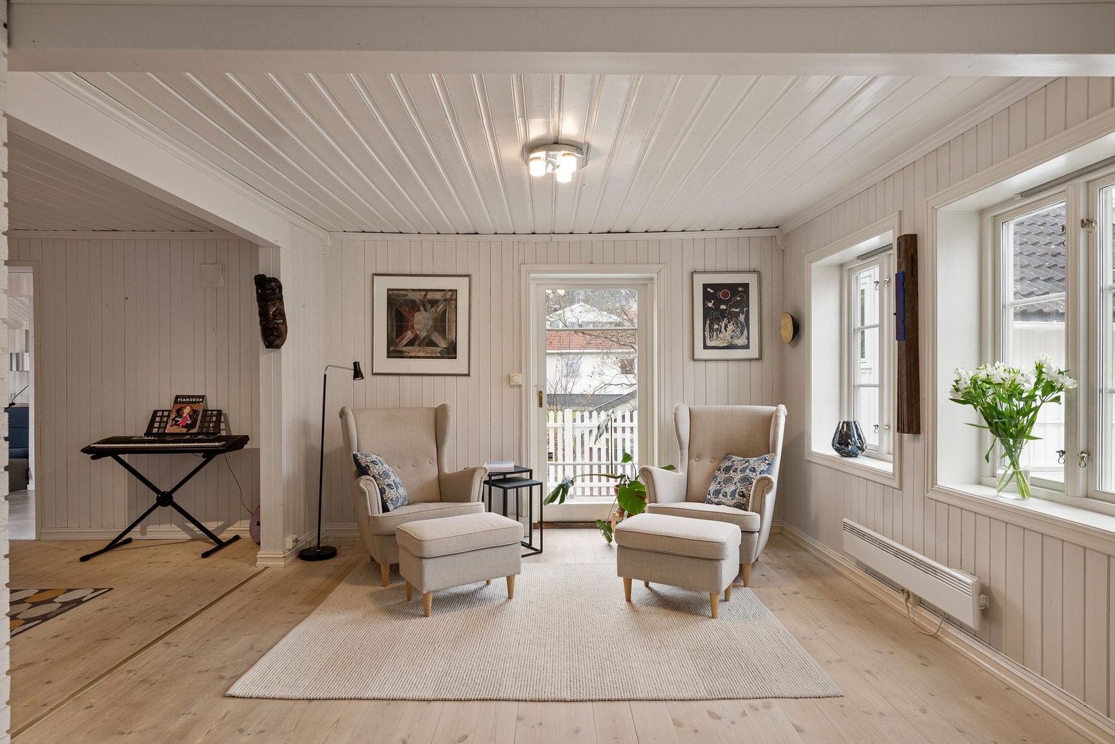 Fra lesekroken er det enkel verandadør ut til veranda med støpt dekke. Galleribilde