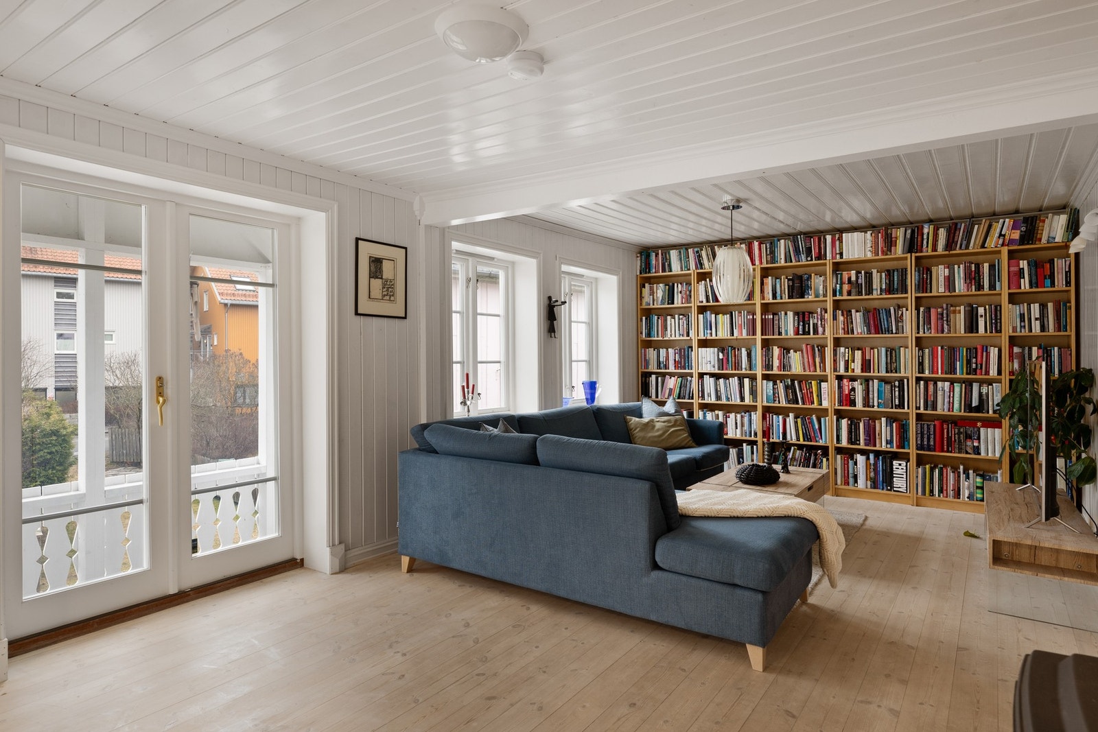 Fra stuen er det dobbel verandadør som gir et herskapelig uttrykk og utgang til platting og videre tilgang til hage. Galleribilde