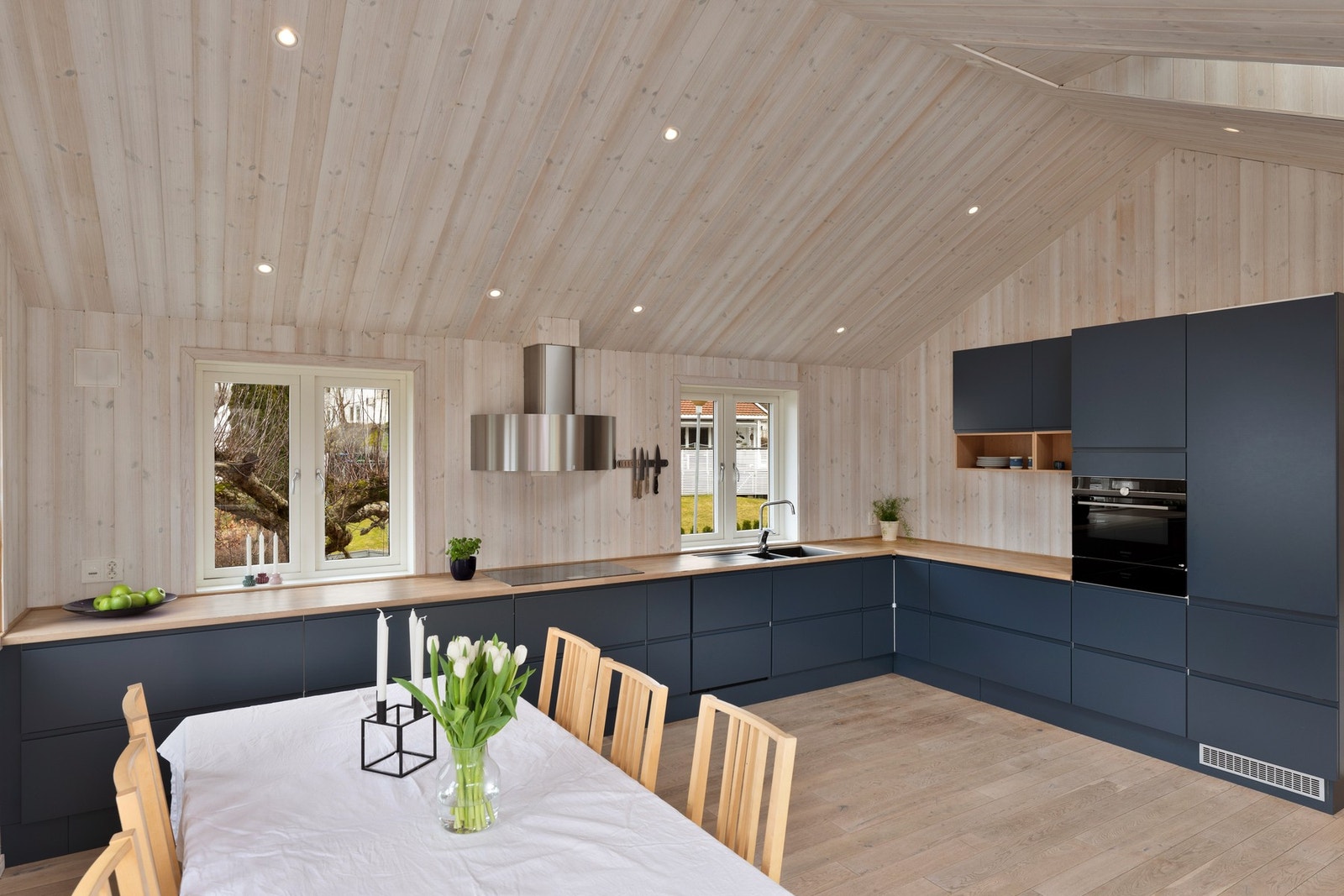 Kjøkkenet er fra 2018 da tilbygget ble oppført. Galleribilde