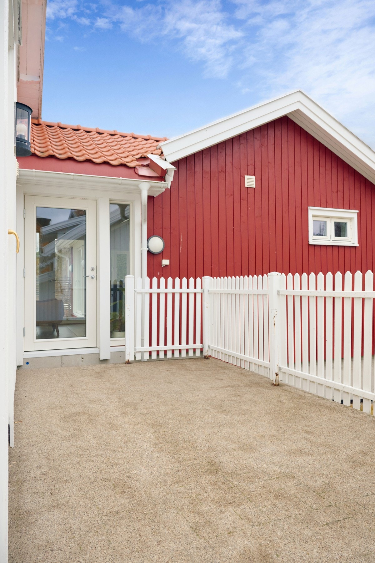 Fra verandaen er det to innganger (en fra gammel del og en fra ny del) og og tilgang videre ned til plattingen på sørsiden av huset. Galleribilde