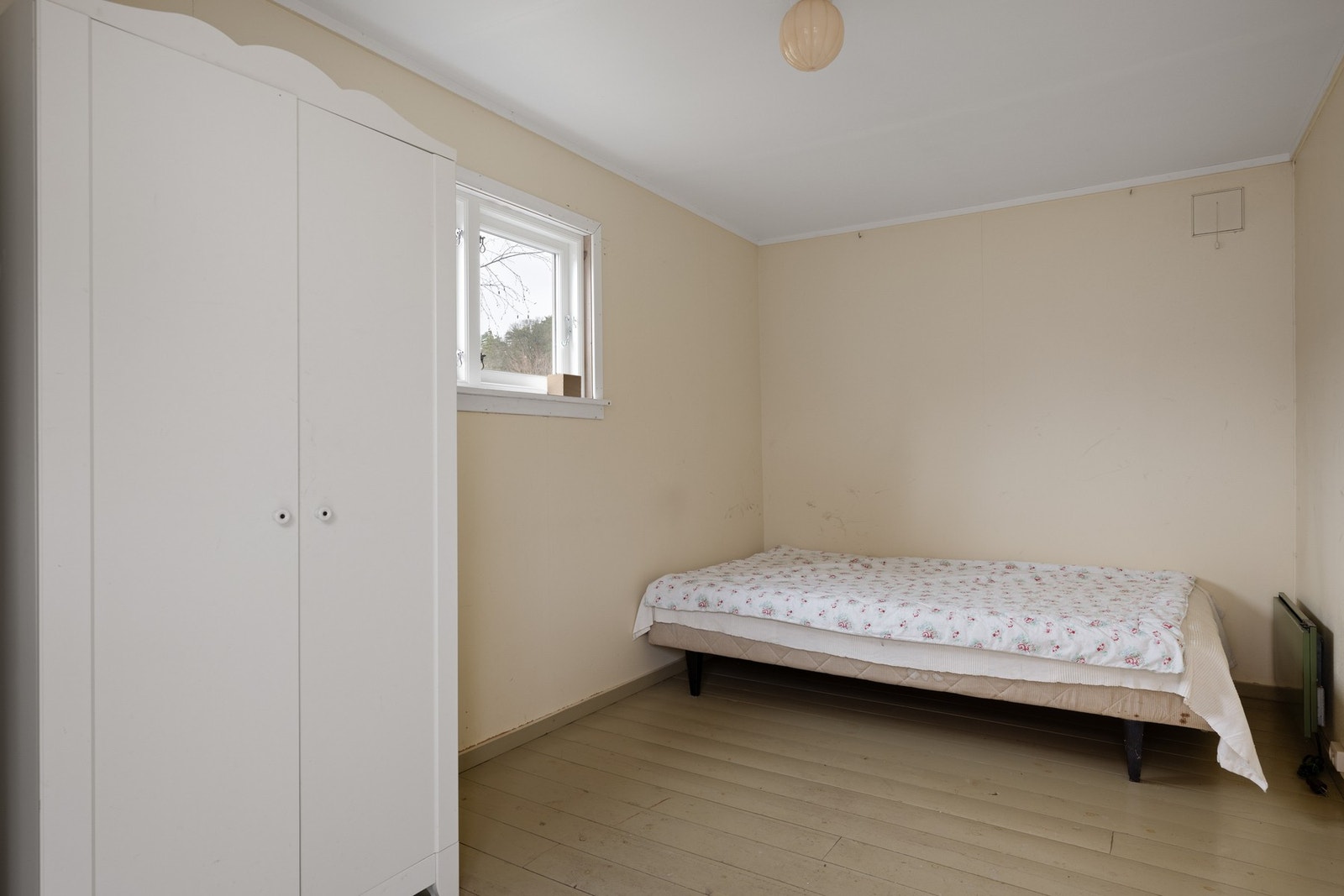 Den ene boden er isolert og med vindu, de andre bodene brukt til hageredskap, ved, verktøy ect. Galleribilde