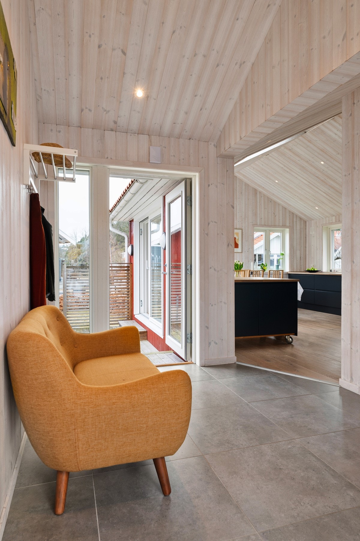 Gangen i den nye delen har utgang både til fremsiden og baksiden av huset. Galleribilde