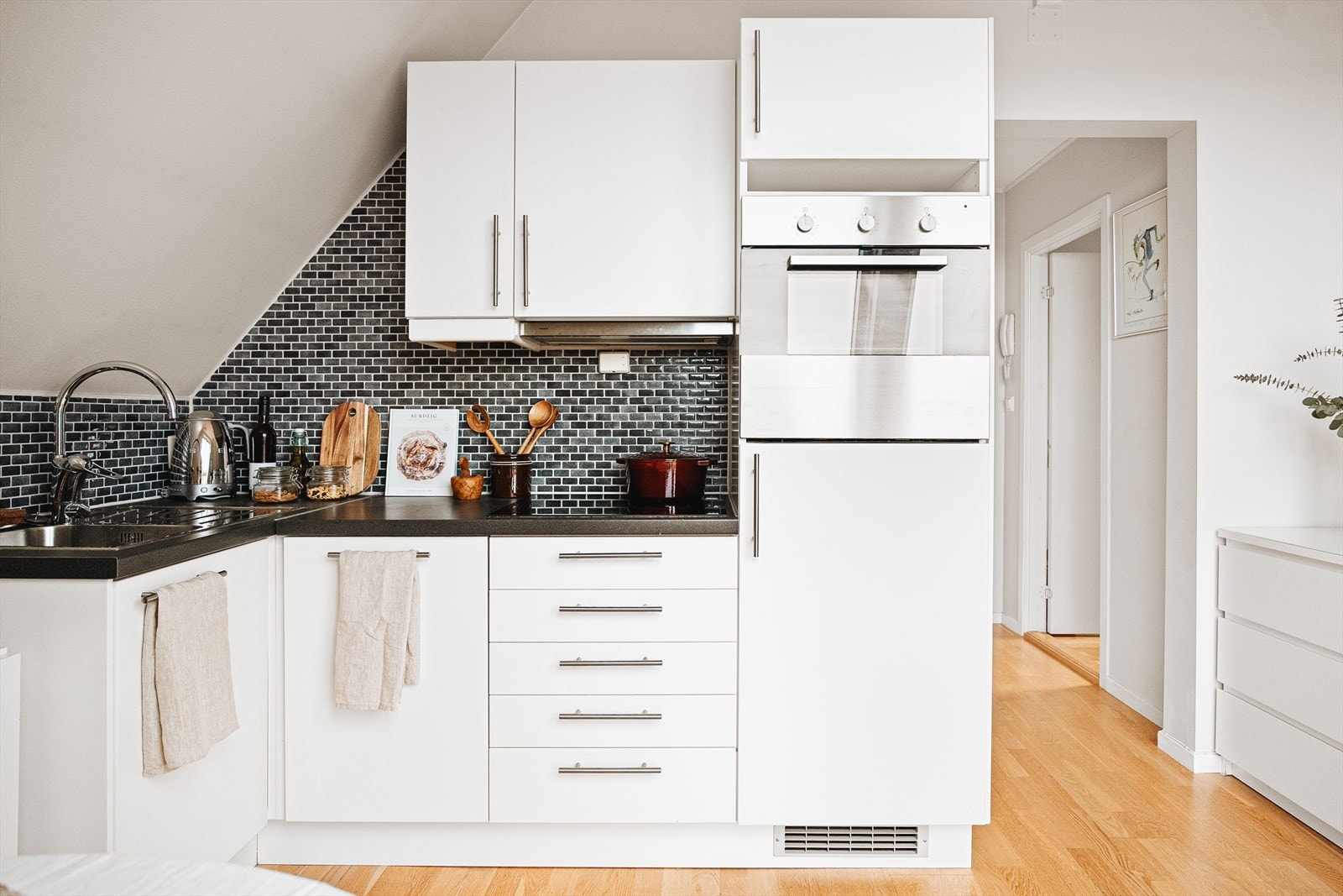 Av hvitevarer er det kjøleskap, oppvaskmaskin, platetopp, varmtvannsbereder, ventilator, stekeovn og komfyrvakt. Galleribilde