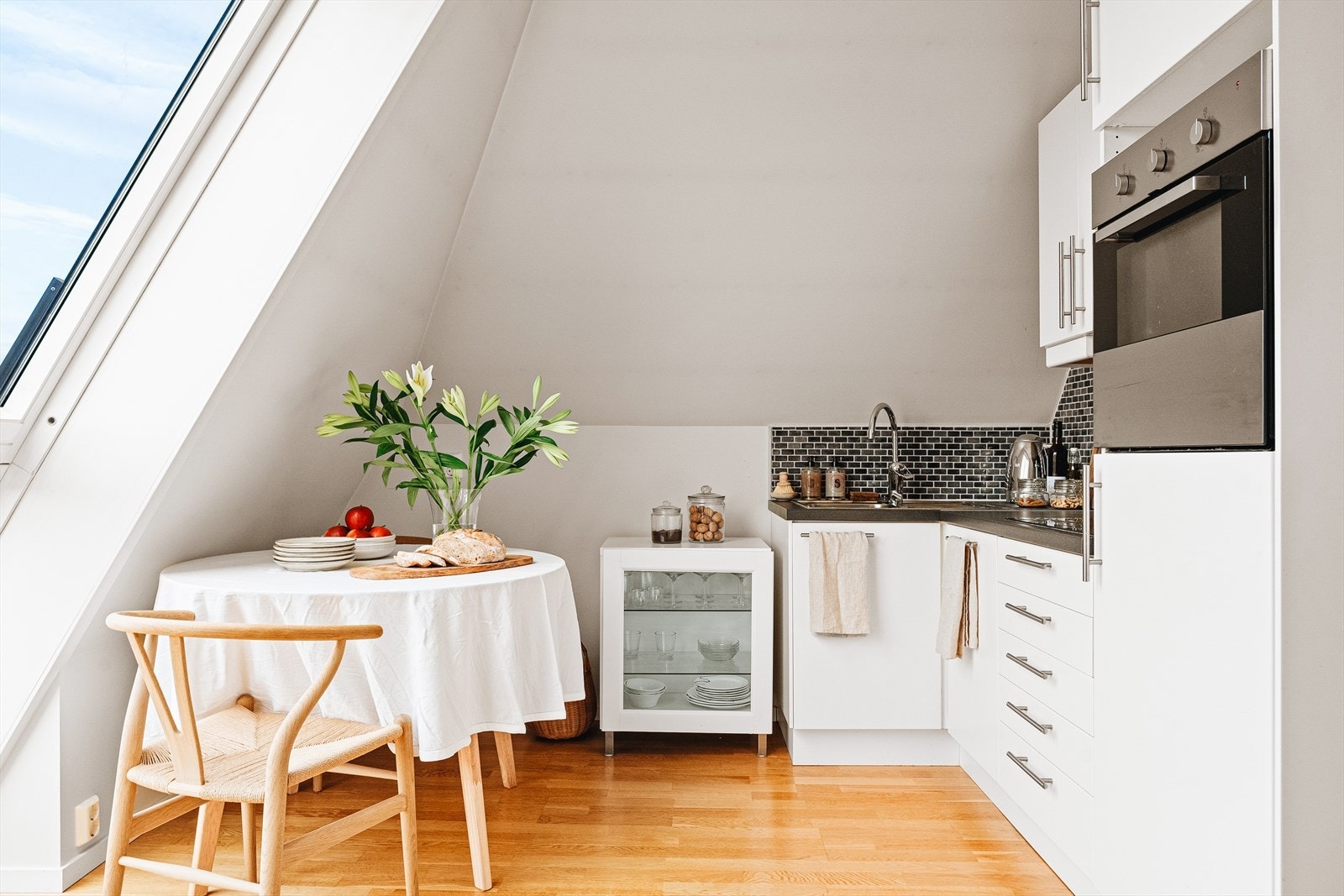 Stue/kjøkken har parkettgulv. Galleribilde