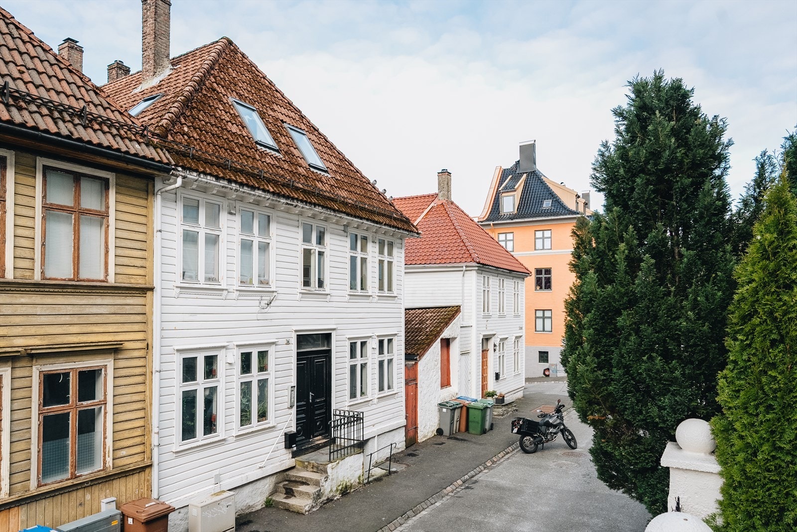 Blant smitt og smau finner du dette sjarmerende trehuset. Galleribilde