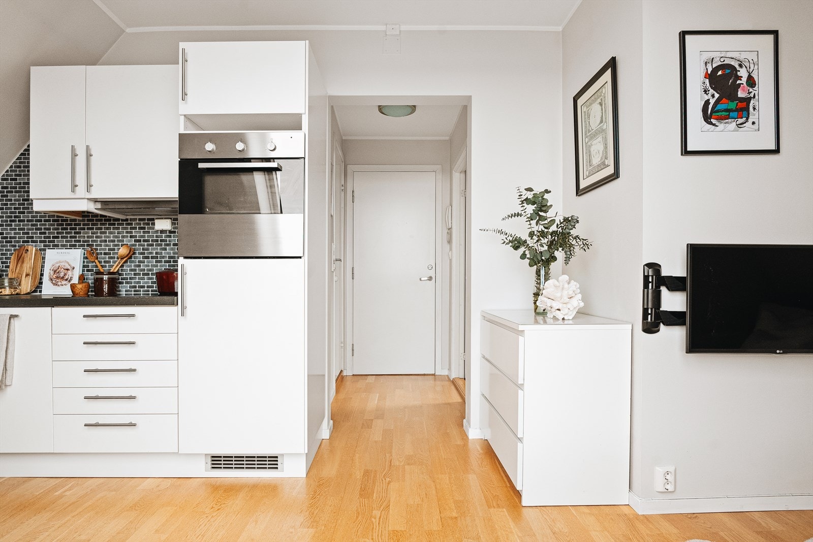 Til høyre for stuen/kjøkkenet finner vi soverommet. Galleribilde