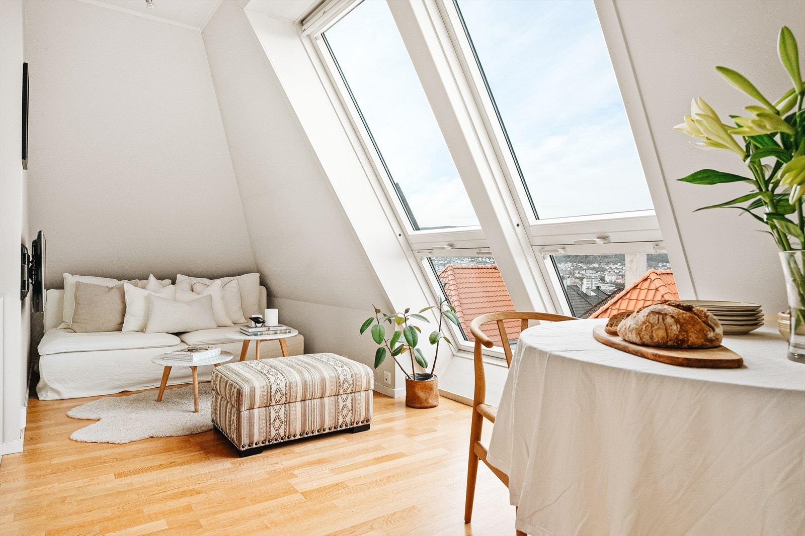 Du ledes naturlig inn til en åpen stue-/ og kjøkkenløsning på 14,2 kvm. Galleribilde