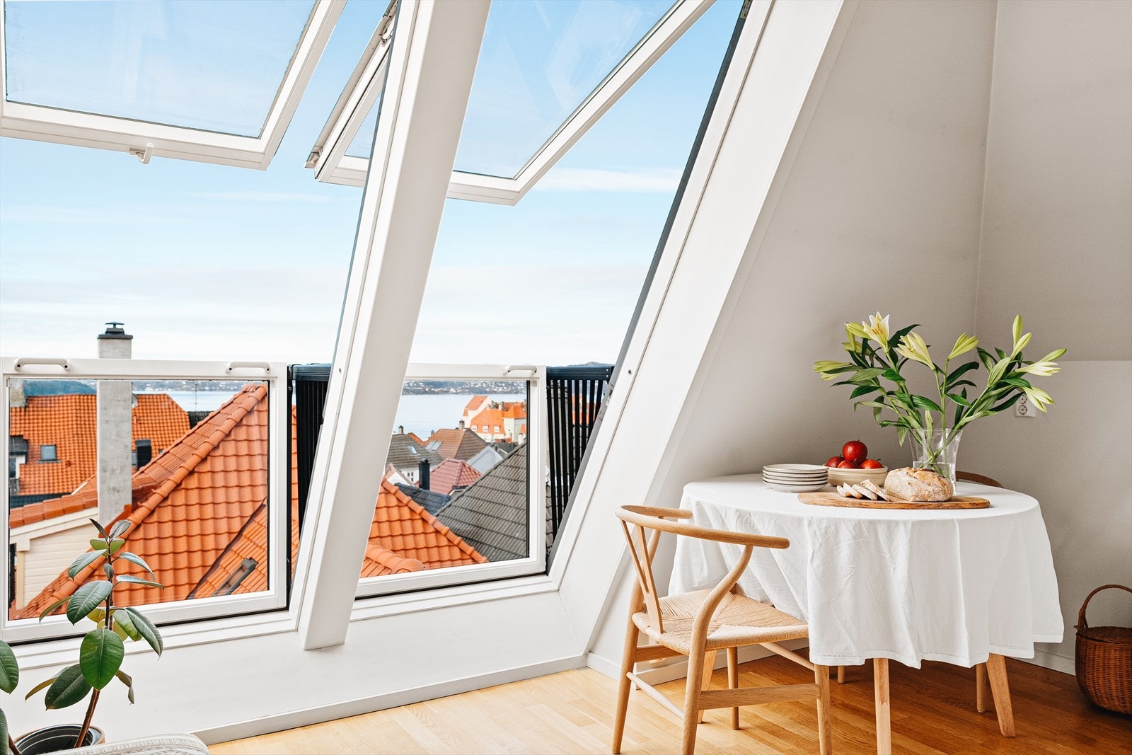 Leiligheten byr på en fantastisk utsikt over Sandviken og Byfjorden. Galleribilde