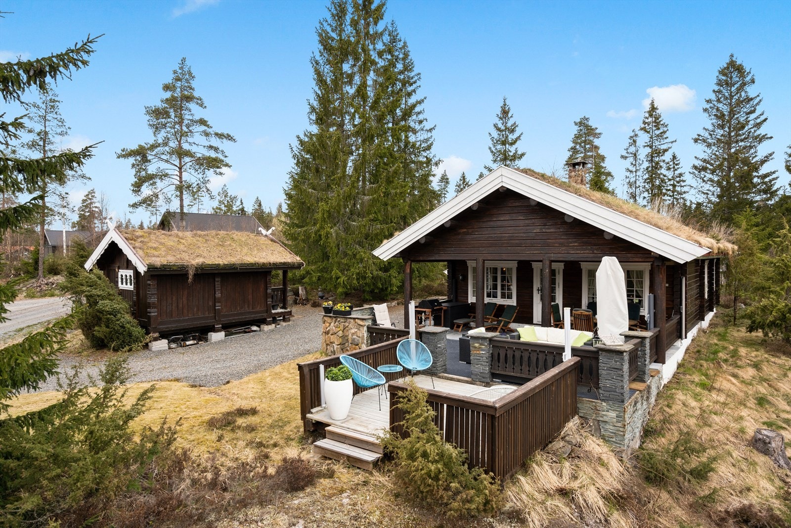 Velkommen til Spjudnes hytteområde ved Stora -Lee. Bilvei, god parkeringsplass, eiertomt, bryggeplass, samt flotte fellesområder med strand. Galleribilde