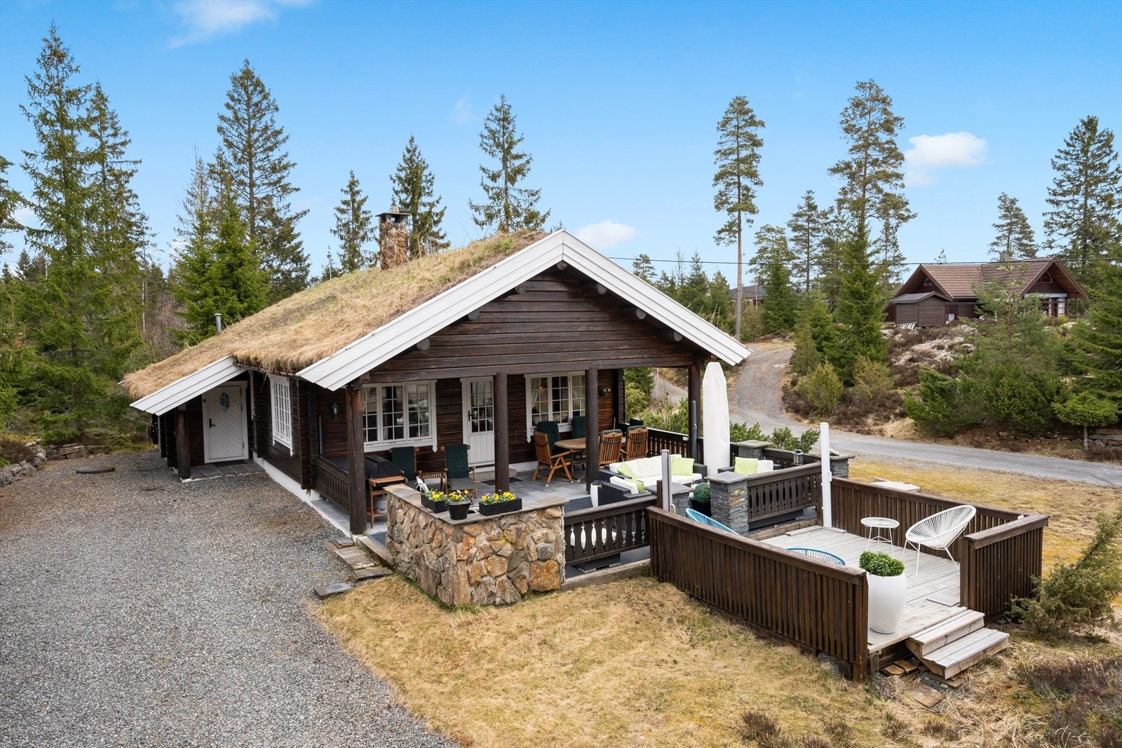 Tomten er solrik. Stor og fin gårdsplass. Galleribilde