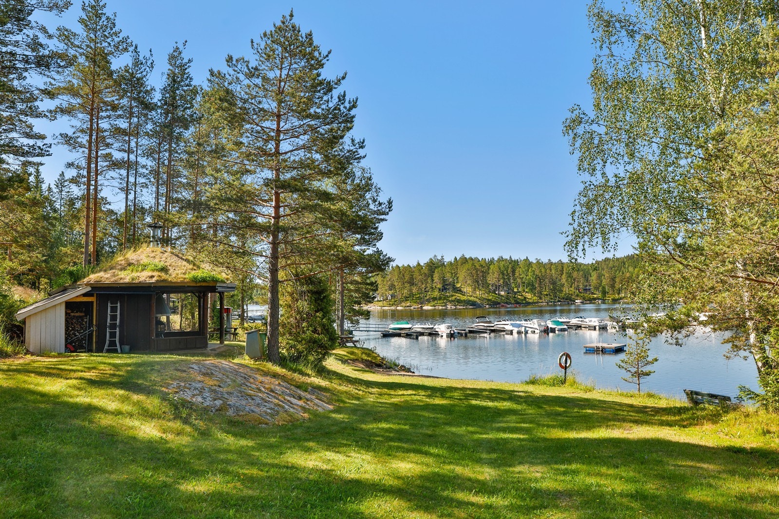 Det er store fine fellesarealer på Sjudnes. Strand, grillhytte og fine grøntområder. Galleribilde