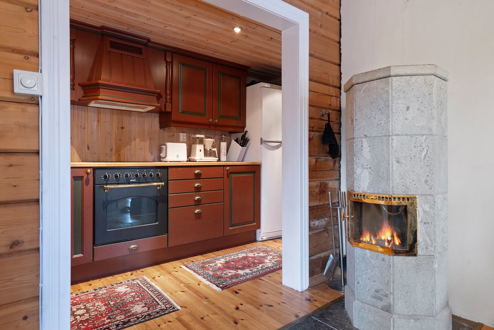 Delvis åpen løsning fra spisestua og inn til kjøkkenet. Galleribilde