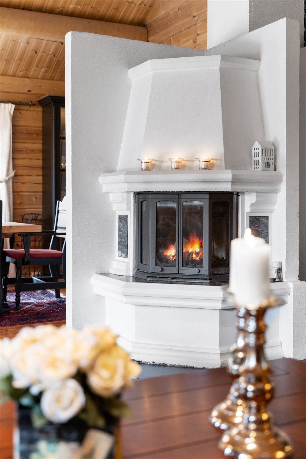 Peis i stua og klebersteinsovn i spisestua. Galleribilde