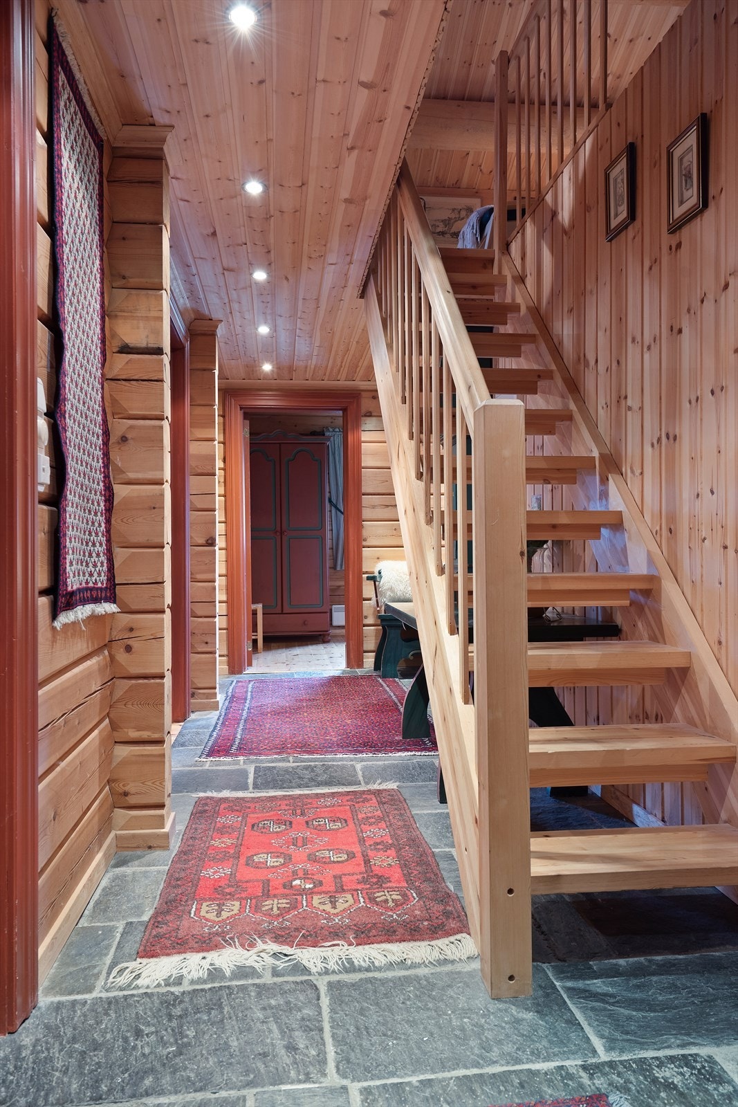 Gangen med trapp opp til hemsen. Galleribilde