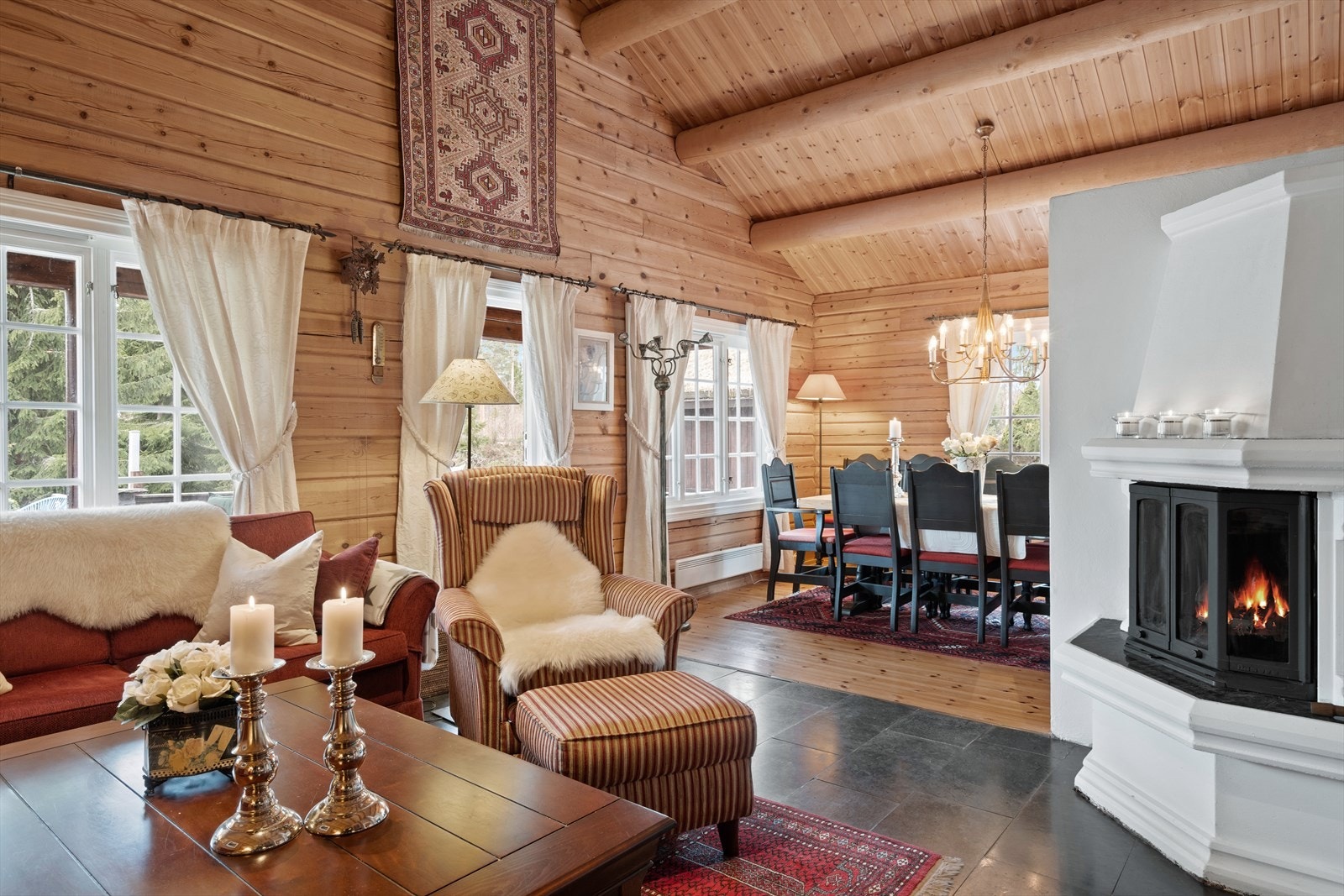 Koselig stue med peis, åpen himling og godt med naturlig lys inn. Galleribilde