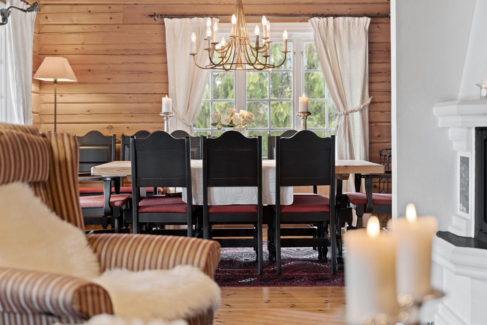 Det er åpen løsning mellom stua og spisestua. Galleribilde