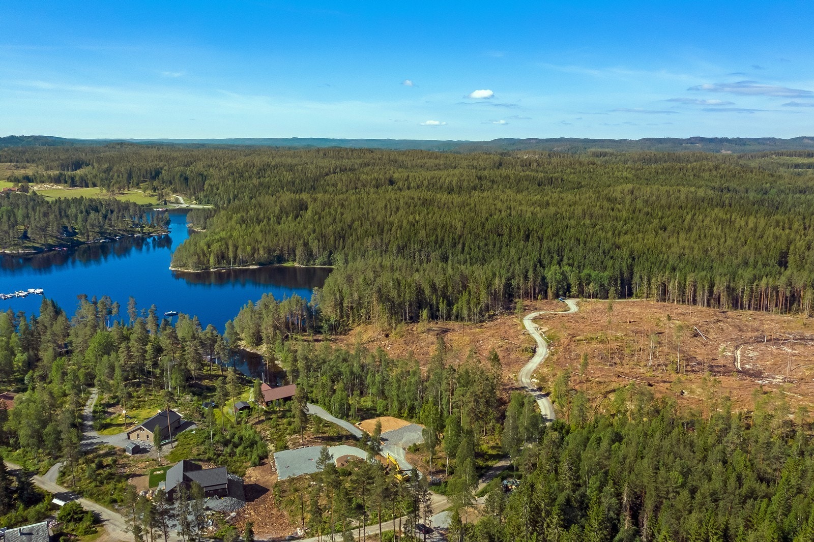 Spjudnes ligger nord i Stora Lee. Hytteområdet er attraktivt og populært, nord i Stora Lee, som er en del av Dalsland kanal. God vannkvalitet. Med båt er det ca. 45 til Nøssemark og Tøcksfors. 15 minutter med bil til Ørje og 25 min. til Sverige. Galleribilde