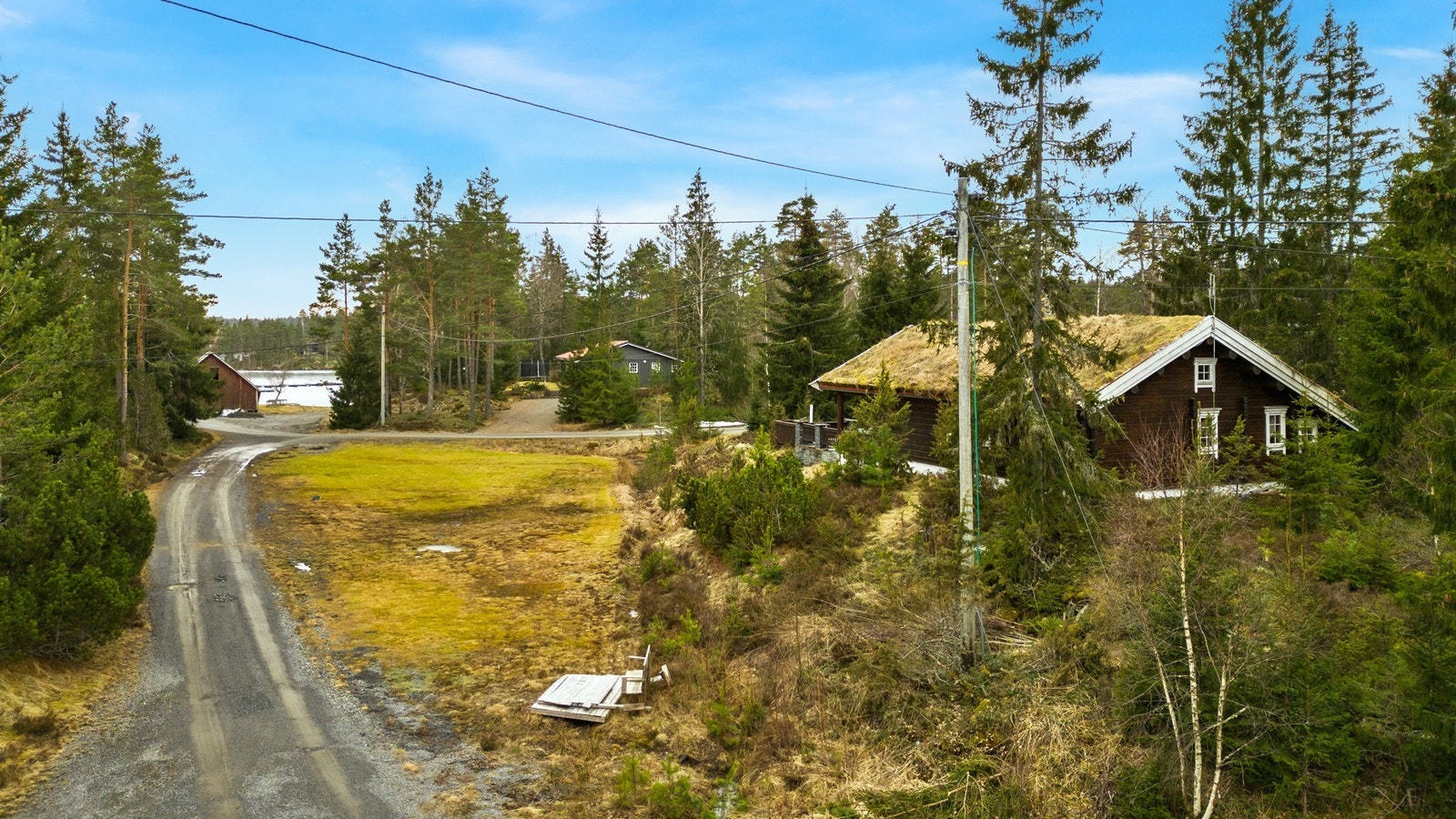 Kort vei ned til vannet og glimt av sjøen fra terrassen Galleribilde