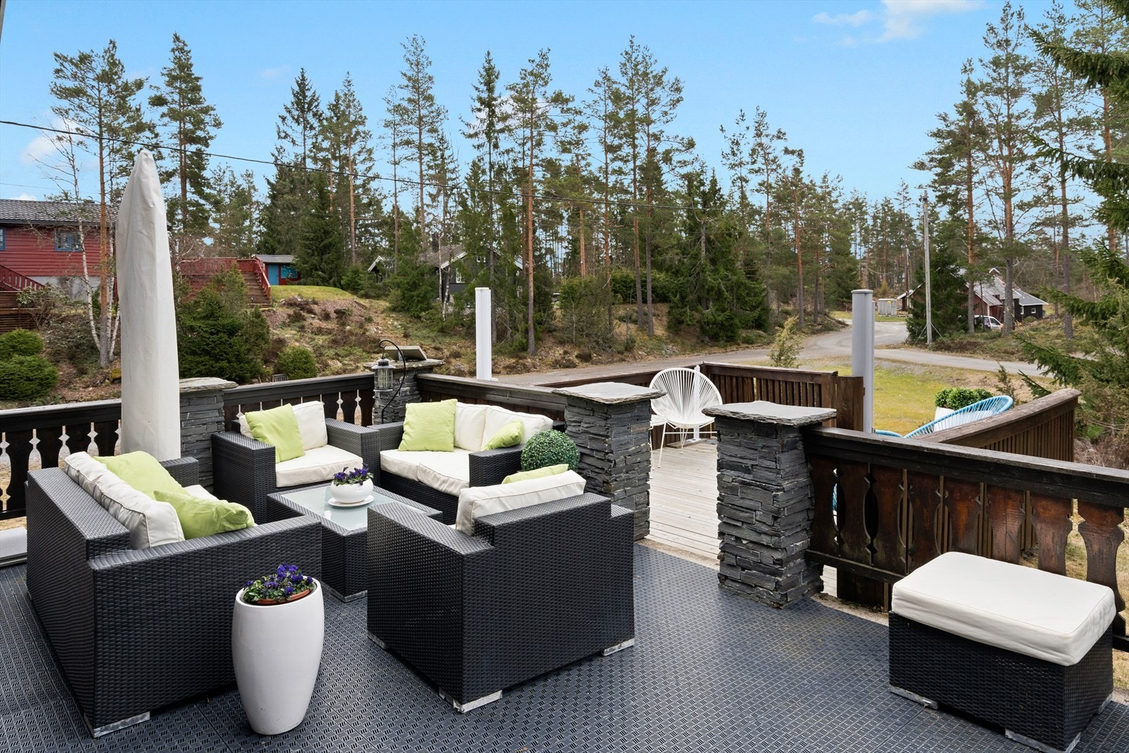 Koselig og fin terrasse med noe utsikt til vannet. Galleribilde