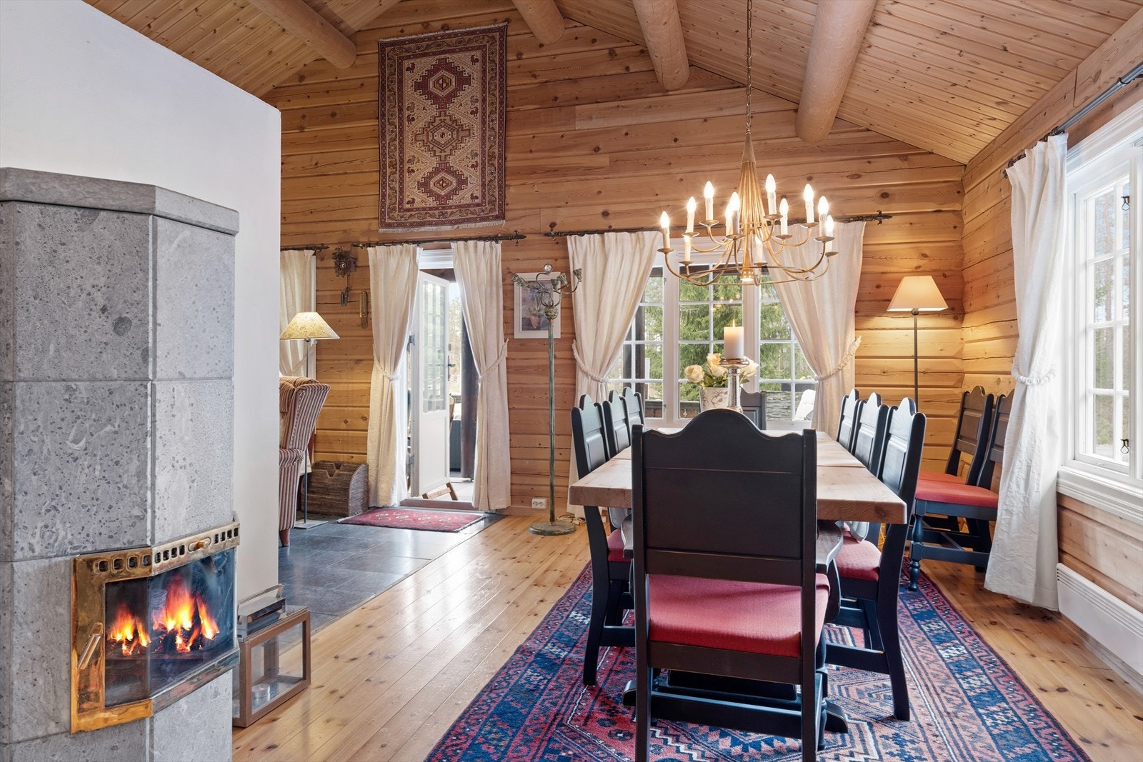 Spisestua med klebersteinsovn. Galleribilde