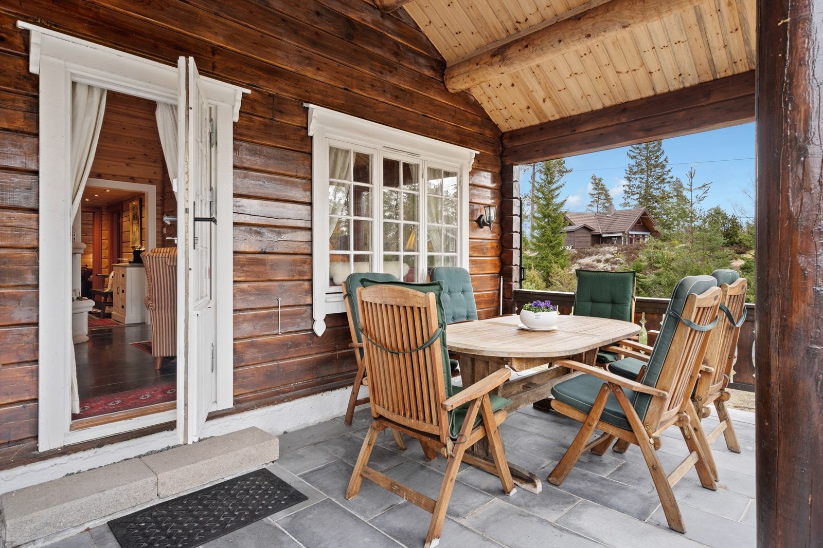 Deler av terrassen er overbygd. Galleribilde