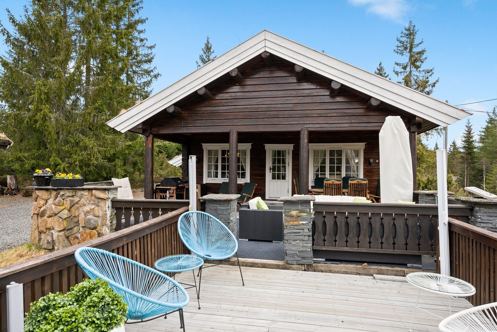 Store fine terrasseplattinger. Galleribilde