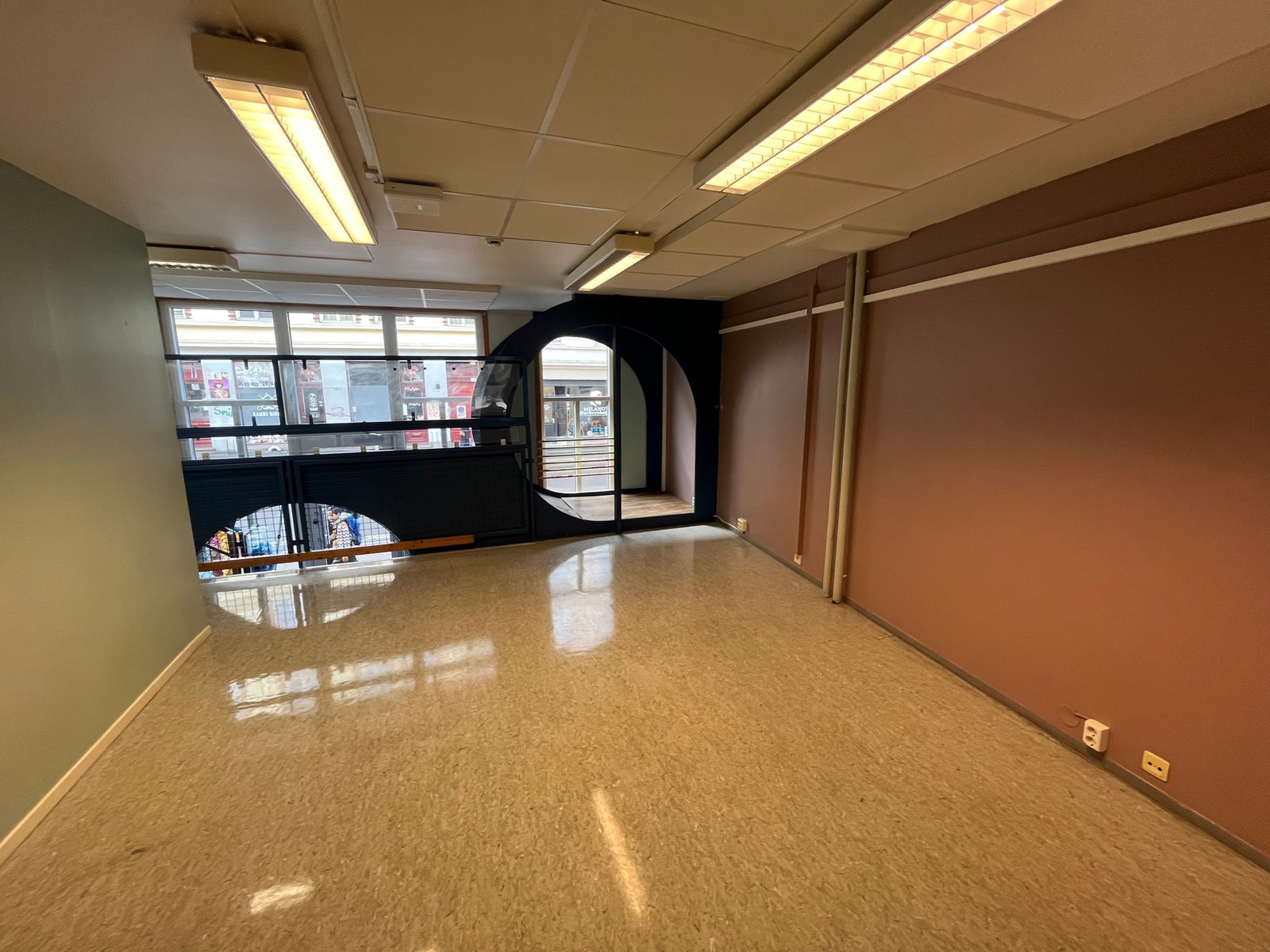 I øverste etasje er det stort kjøkken, lekeareal, kontor og toalett Galleribilde