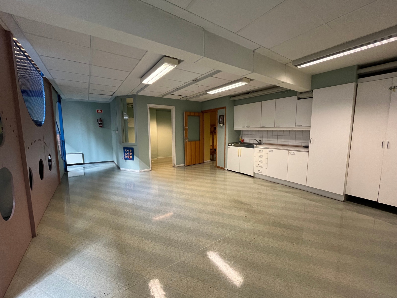 Nede finner man vaskerom, skifterom med 2 toaletter, garderobe, lekerom og et større rom for lek eller samling Galleribilde