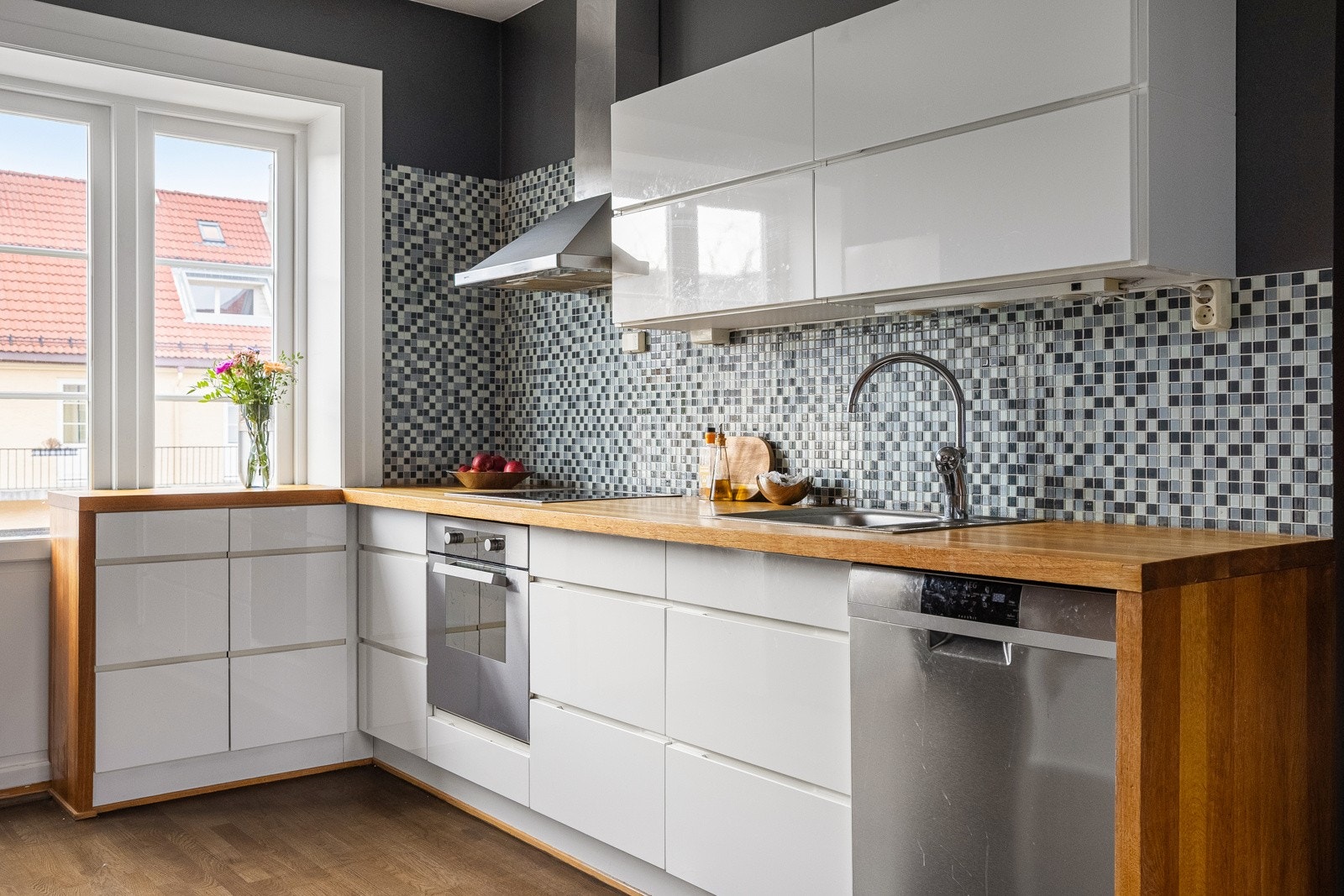 4. et: Kjøkken med utgang til lufte-/brannbalkong. Galleribilde