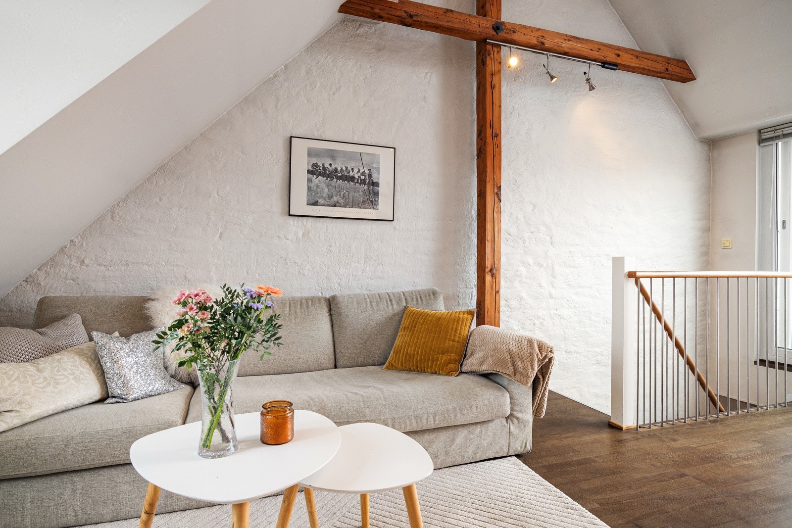 Loftsetasje: Klassiske detaljer med synlige originale bærebjelker. Trappegelender i same stil. Galleribilde