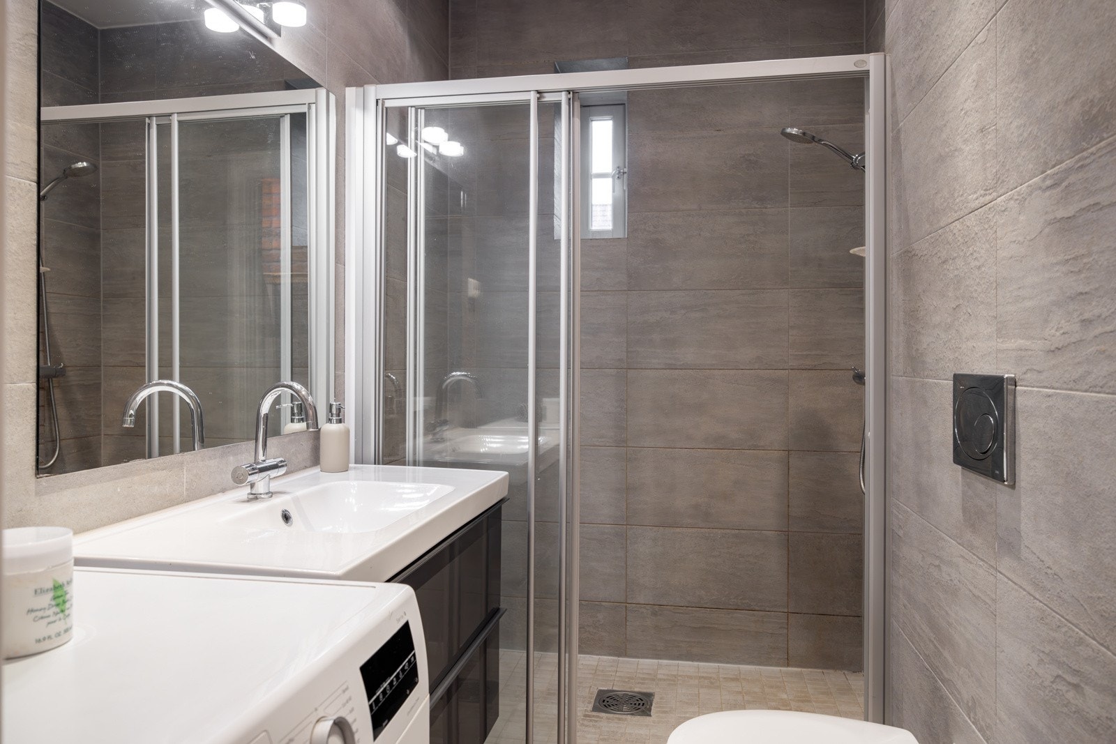 4. et: Delikat flislagt baderom med gulvvarme. Galleribilde