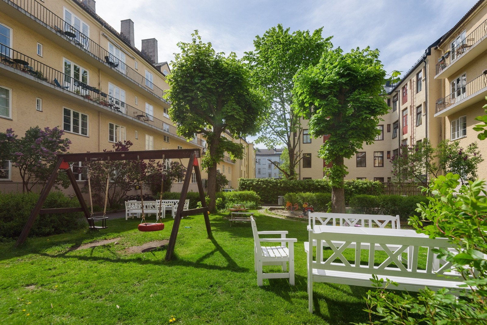 Et fint sted å invitere venner og kjente til sommerselskap. Borettslaget har bålpanne og flere griller og har gassfyrt pizzaovn. Galleribilde