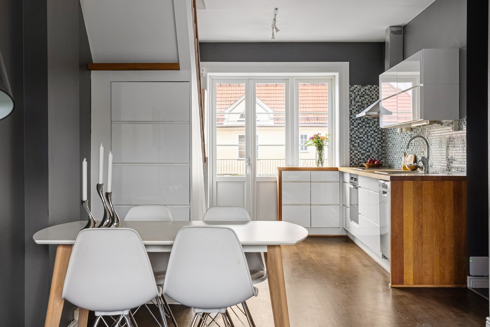 4. et: Stue. Nye vinduer i etasjen fra 2017. Galleribilde