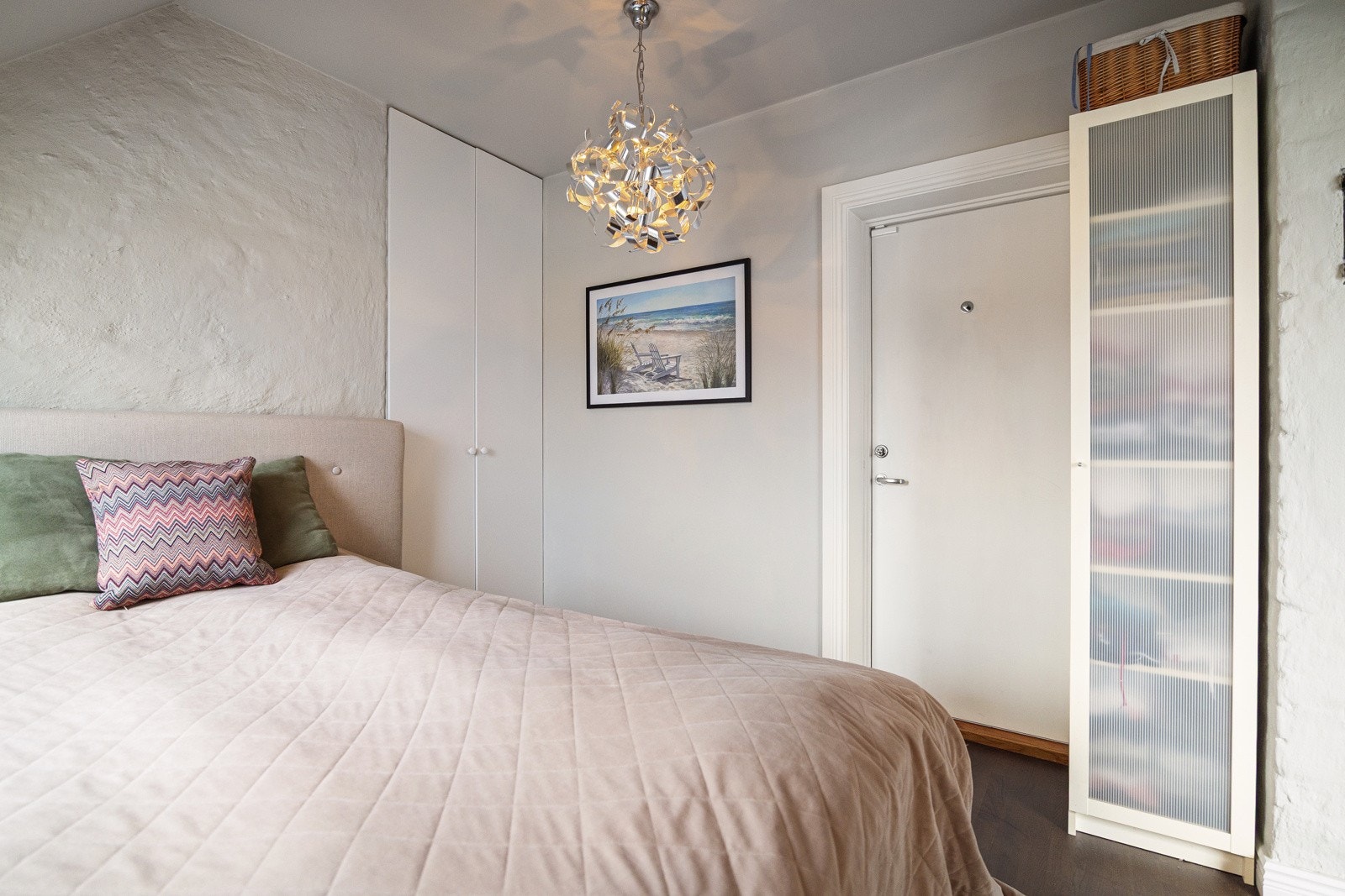 Loftsetasje: Soverom med garderobe. Galleribilde