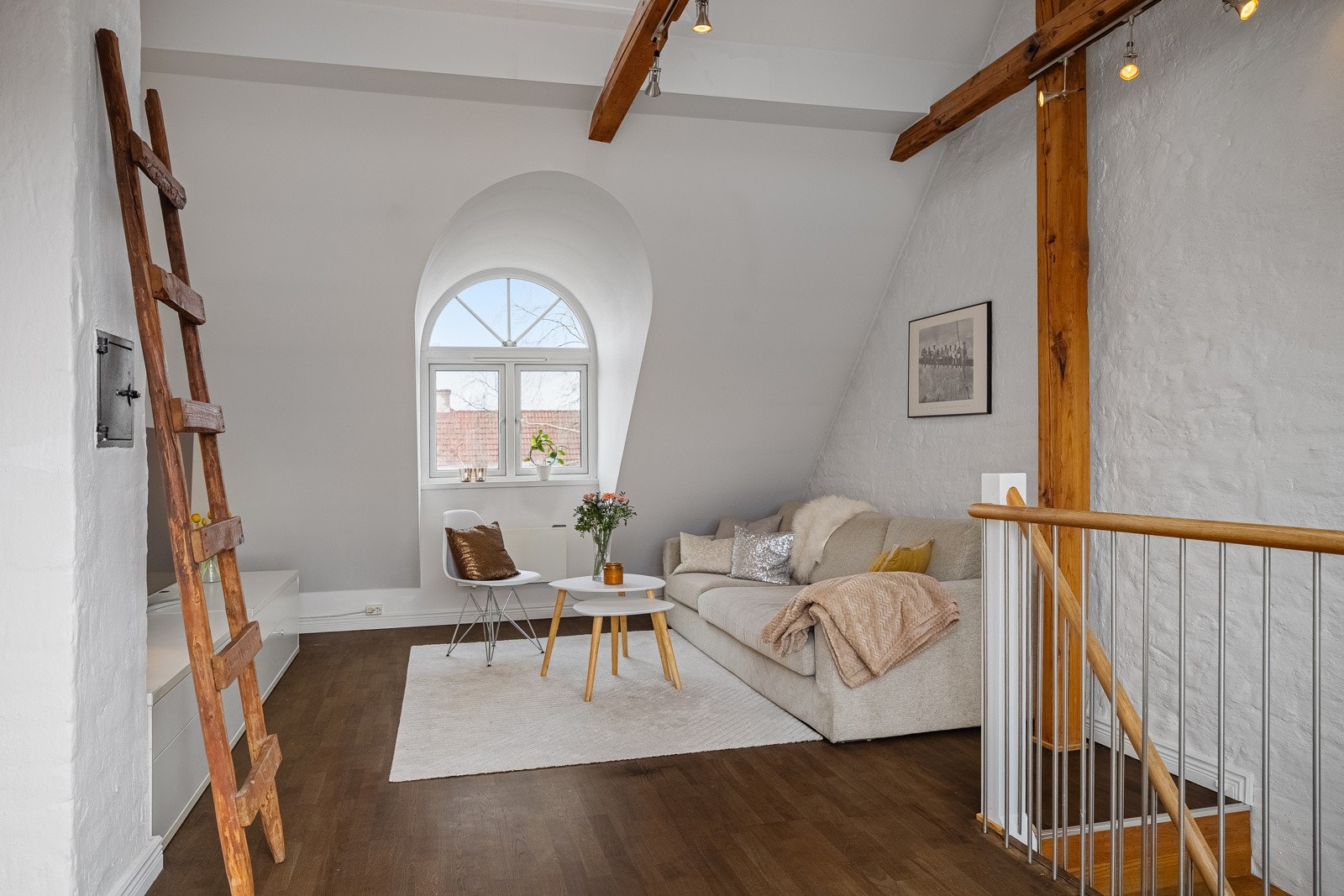 Loftsetasje: Gjennomgående loftstue med gjennomlys øst - vest. Galleribilde