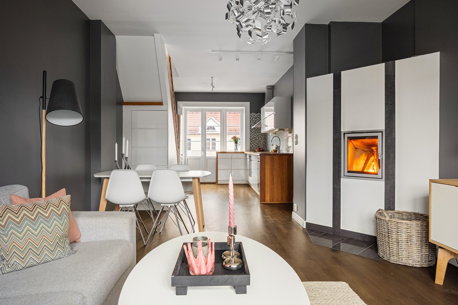 4. et: Gjennomgående stue-kjøkken med gjennomlys. Galleribilde