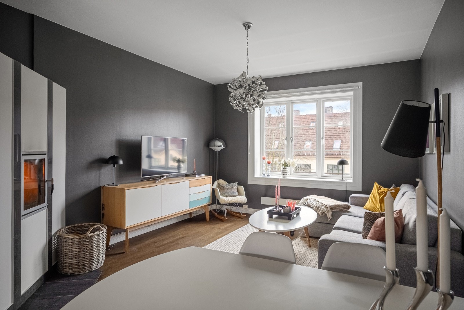 4. et: Stue. Nyslipte gulv. Galleribilde