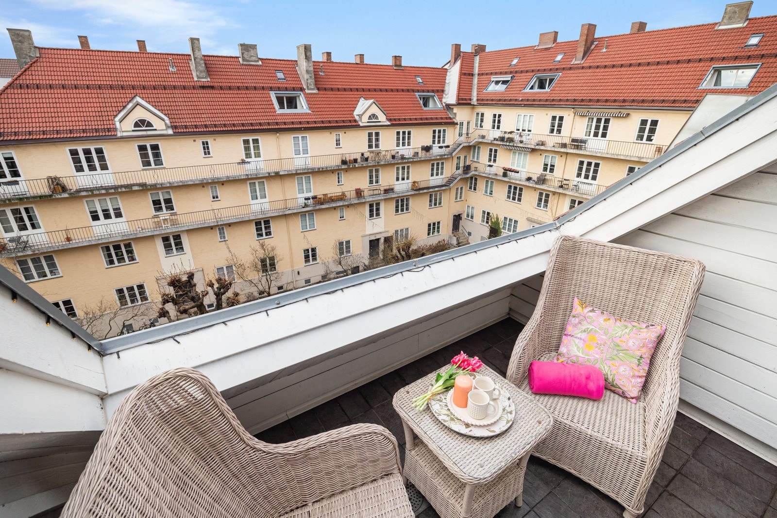 Loftsetasje: Takterrassen vender mot praktfullt bilfritt gårdsrom. Galleribilde